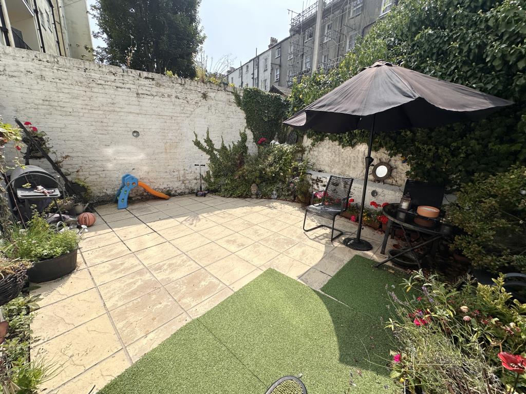 Lot: 54 - SUBSTANTIAL BLOCK OF 20 FLATS FOR IMMEDIATE INVESTMENT - Courtyard garden